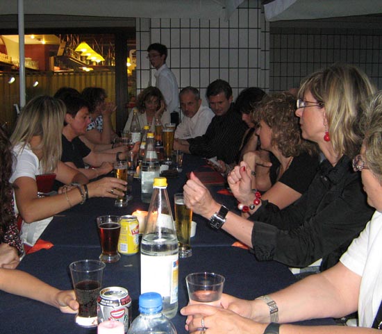 93-  Dopo la presentazione si festeggia in pizzeria con la classe