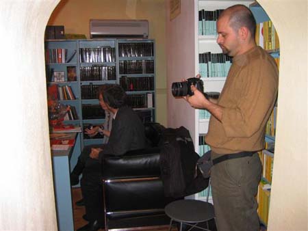 Il fotografo ''catturato'' - Guido Marchiani e, sullo sfondo, l'autrice e il Provveditore agli Studi